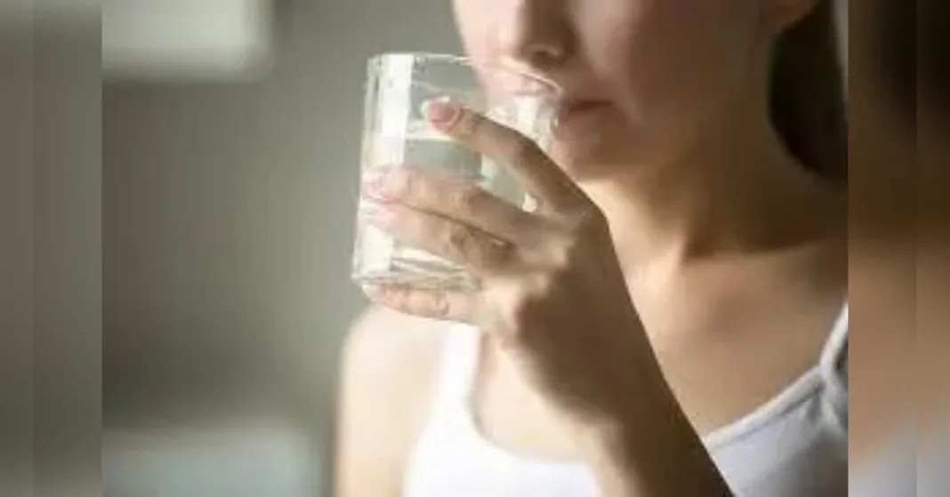 Drinking more water alone may not prevent repeat kidney stones: Lancet Study, ETHealthworld
