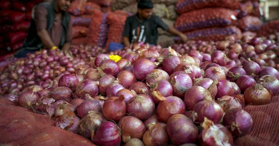 Govt sells 4,000 tonnes of buffer onions across 17 cities to cool prices | Economy & Policy News