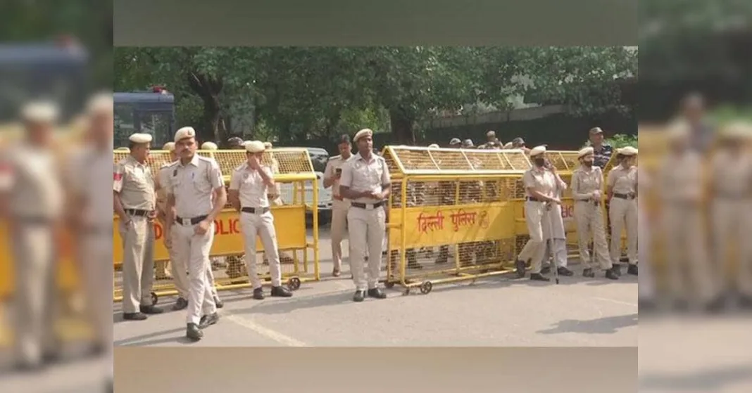 Delhi school in Mayur Vihar gets bomb threat call, search underway | India News