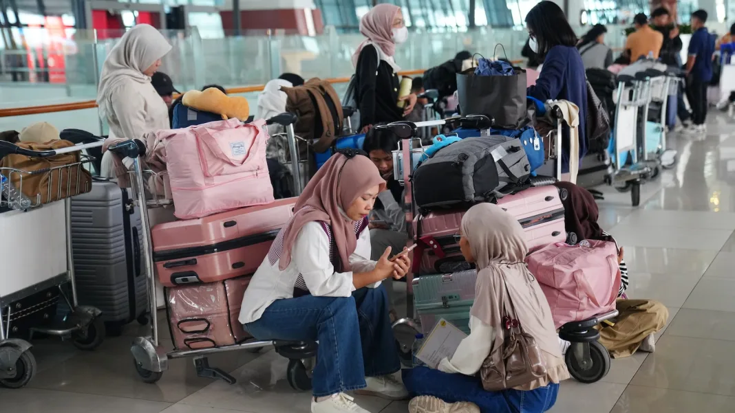 Flights to and from Indonesia’s capital resume after volcanic eruption forced a 2-day closure