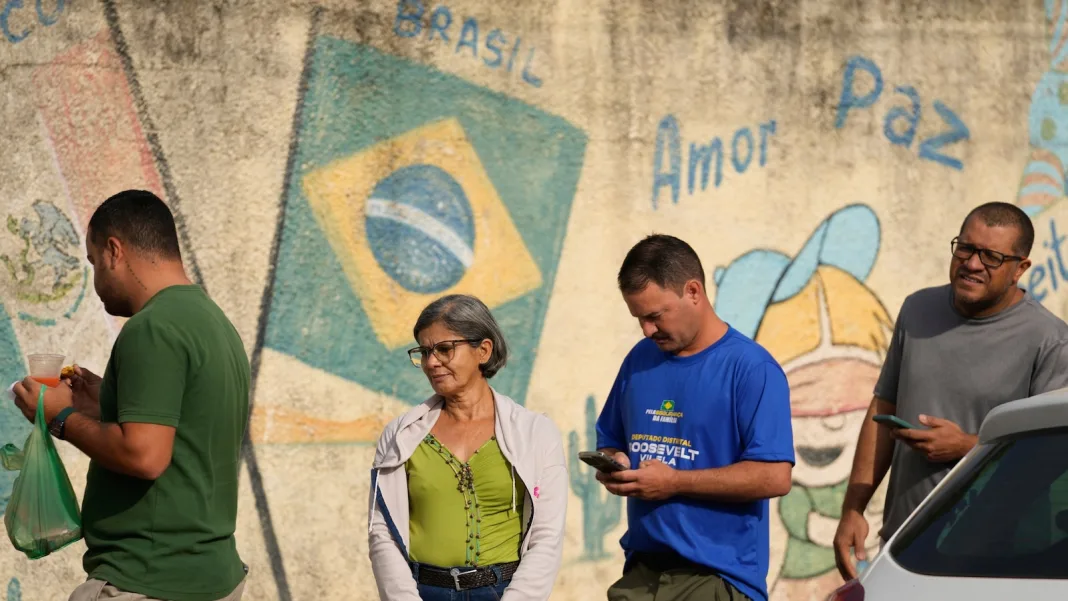 Photos show elections in Brazil where Lula faces Trump ally Flávio Bolsonaro for president